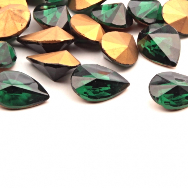 Lot (22) 18x13mm Czech vintage foiled teardrop off centre faceted green glass rhinestones