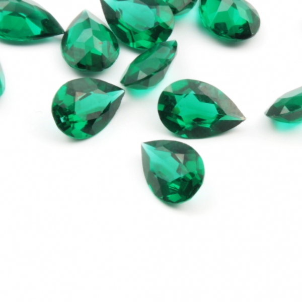 Lot (20) 9x6mm Czech Vintage teardrop faceted Emerald green glass rhinestones