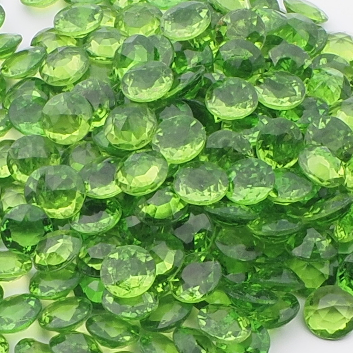 Lot (200) Czech vintage green round glass rhinestones 7mm