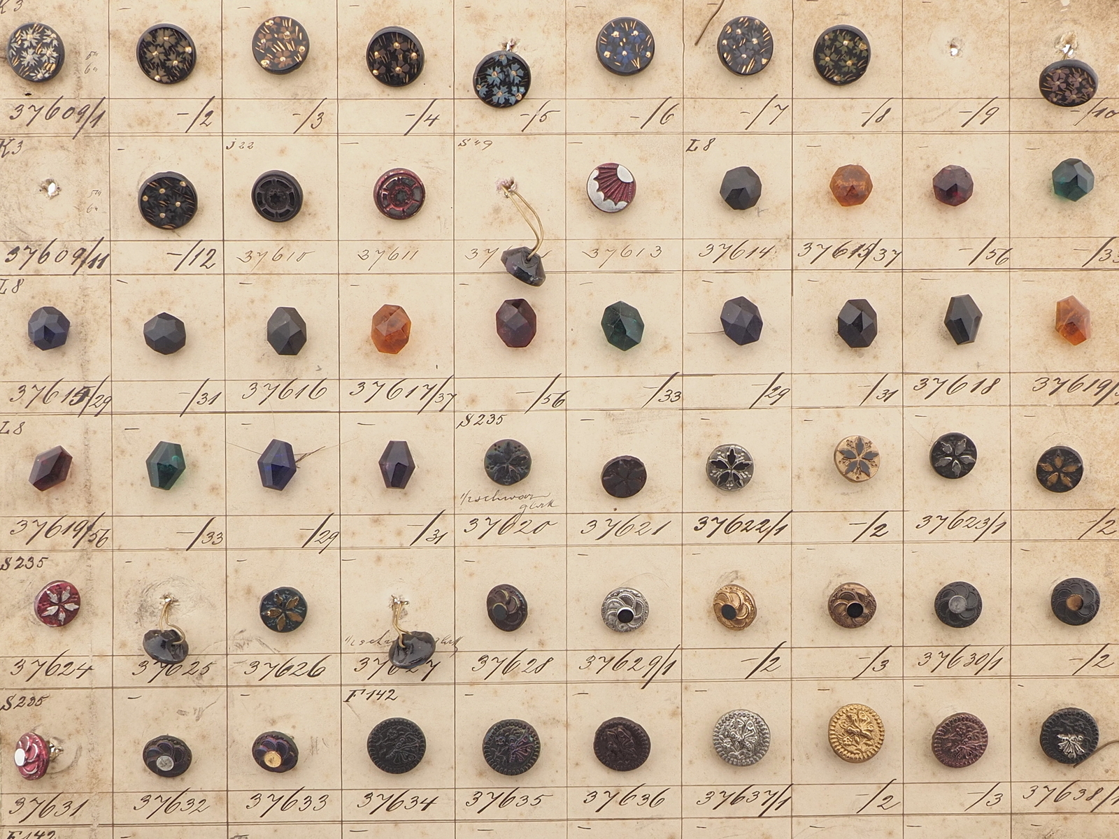 Sample card (127) Czech antique glass buttons 