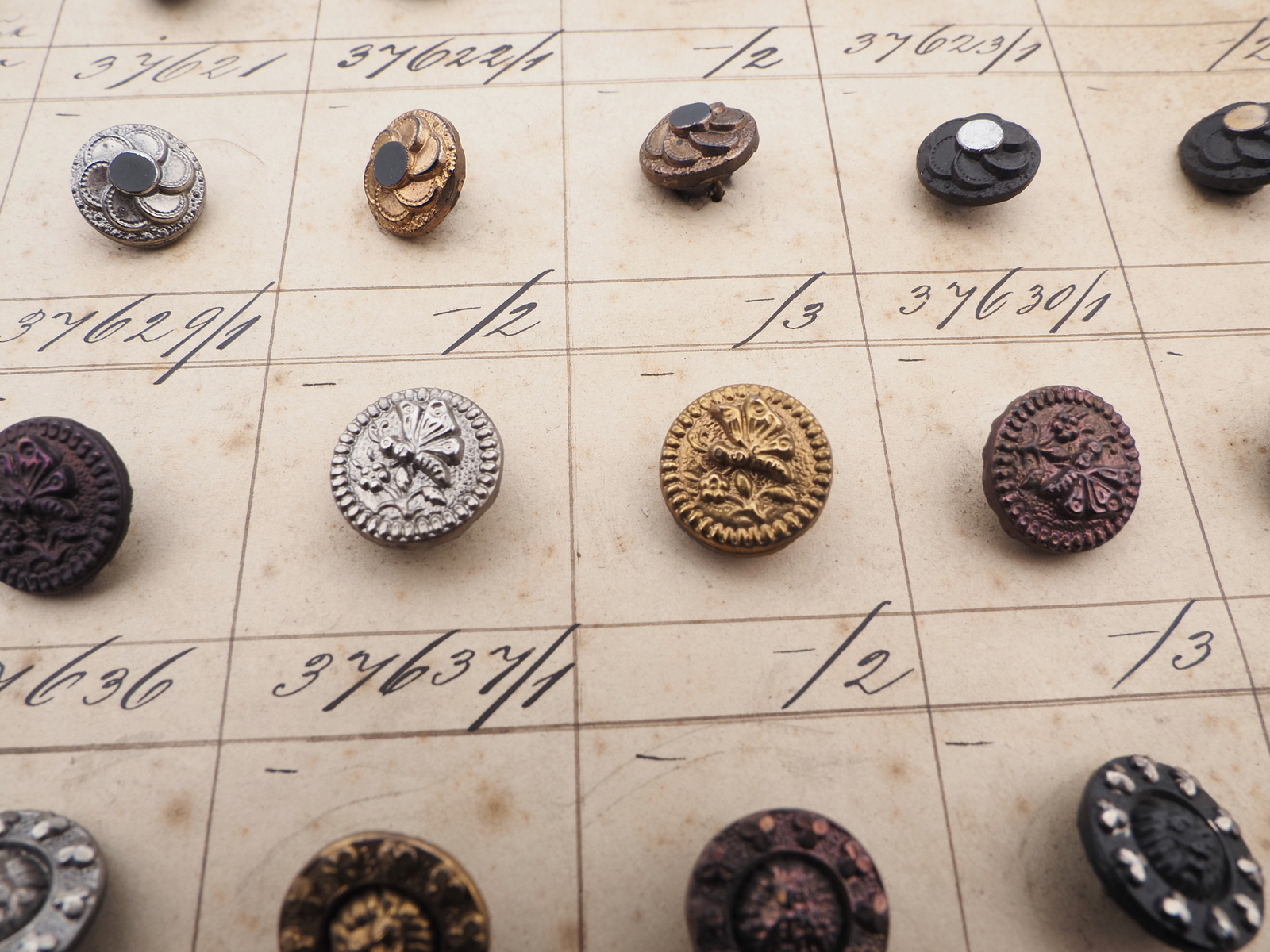 Sample card (127) Czech antique glass buttons 