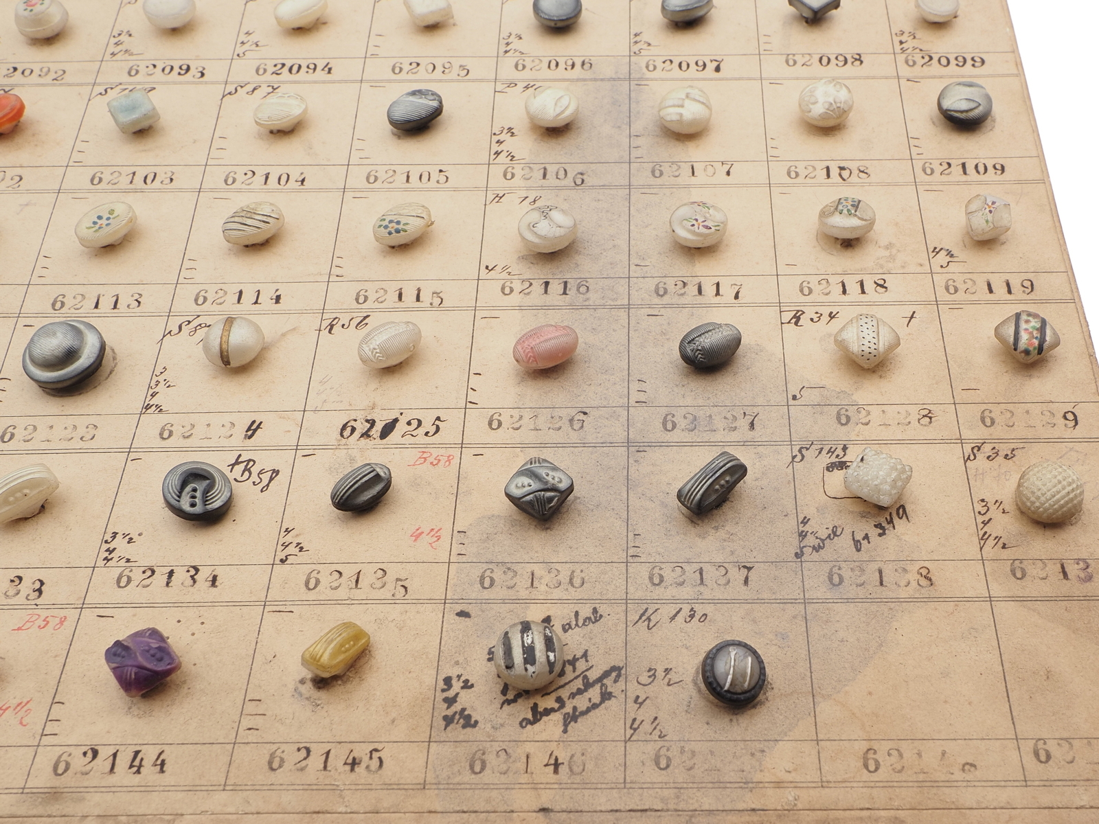 1915 Sample card (142) Czech antique glass buttons hand painted pearl dimi