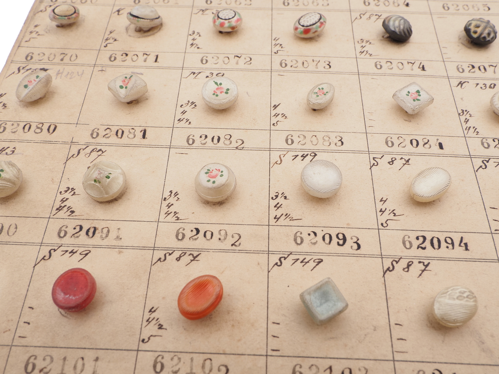 1915 Sample card (142) Czech antique glass buttons hand painted pearl dimi