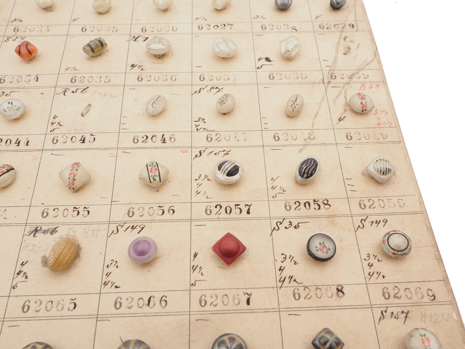 1915 Sample card (142) Czech antique glass buttons hand painted pearl dimi