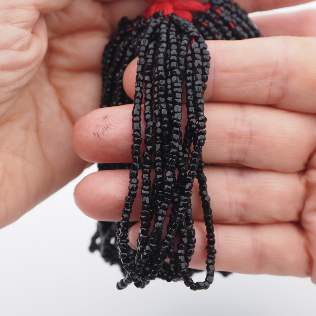 Hank (11500) antique Czech jet black faceted glass seed beads 16 bpi - kopie