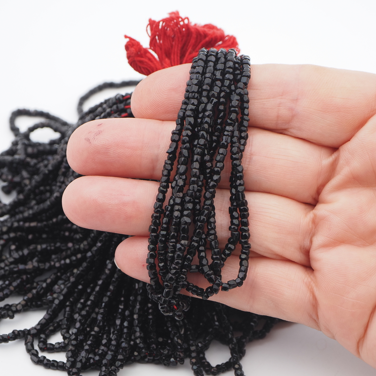 Hank (11500) antique Czech jet black faceted glass seed beads 16 bpi - kopie
