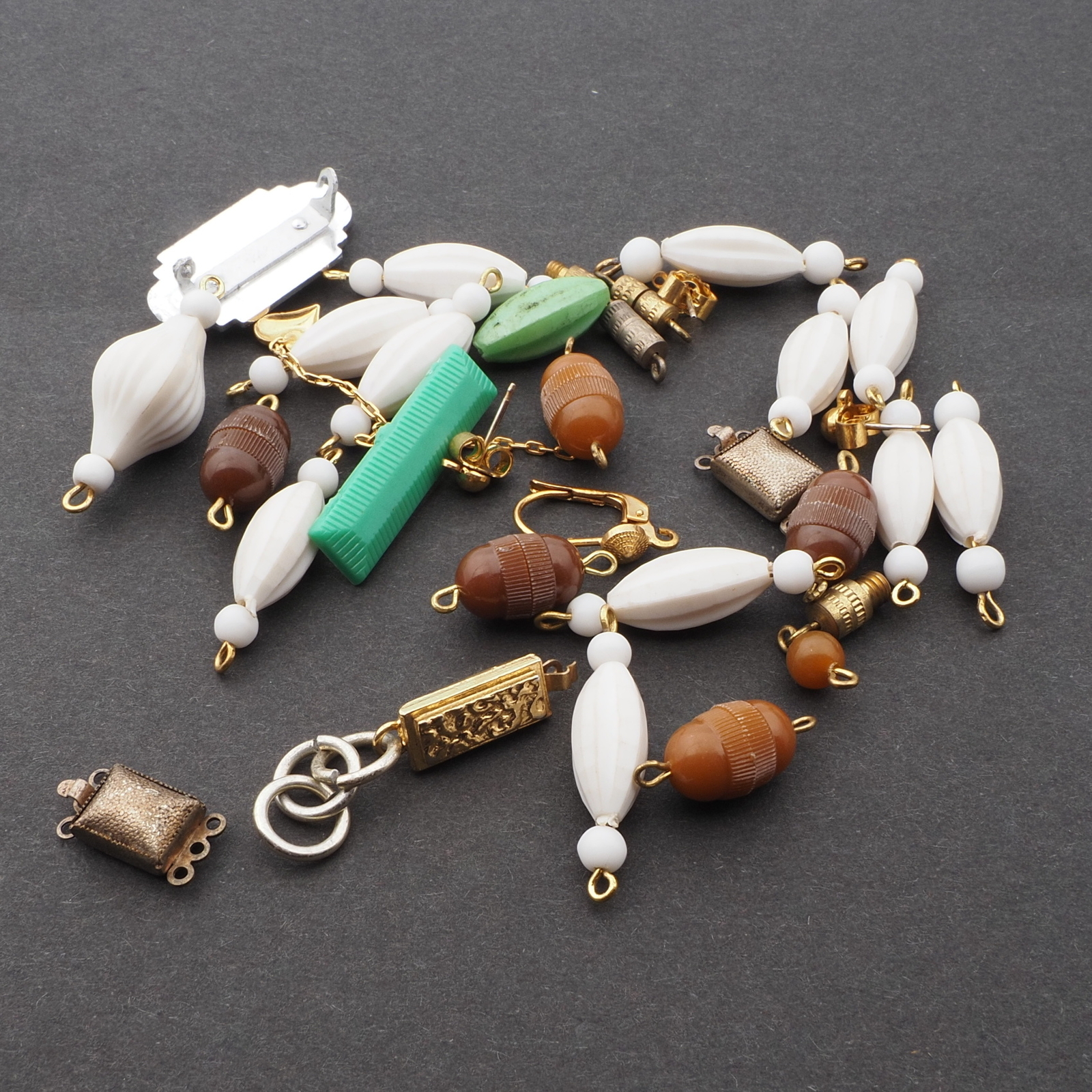 Lot vintage mixed plastic glass beads clasps brooch earring findings