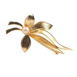 Vintage Czech pearl glass bead gold tone plated metal flower pin brooch